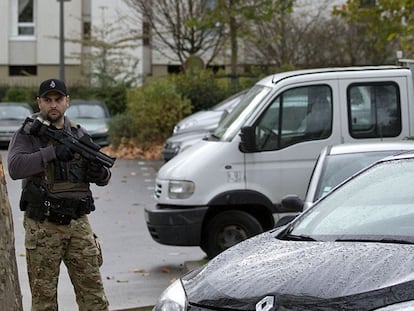 Un policía vigila el piso donde vive la familia de Hasna en Aulnay-sous-Bois, cerca de París