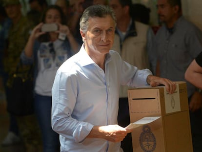 Mauricio Macri vota en un colegio de Buenos Aires.