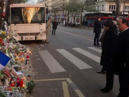 Hollande e Cameron em frente ao Bataclan, nesta segunda-feira.