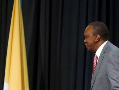 Francisco ao lado do presidente do Quênia, Uhuru Kenyatta.