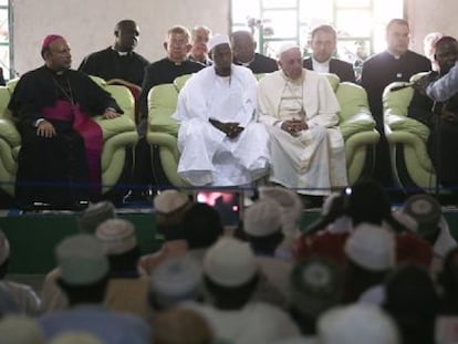 Francisco, junto al imam de la mezquita de Bangui.