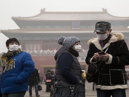 Pekín mantiene la alerta naranja, la segunda más alta, ante el nivel de contaminación, 27 veces mayor al que recomienda la OMS.