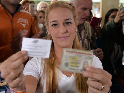 Lilian Tintori votando hoy en Caracas. AFP PHOTO/LUIS ROBAYO