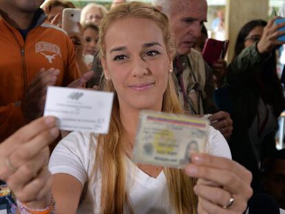 Lilian Tintori votando hoy en Caracas. AFP PHOTO/LUIS ROBAYO