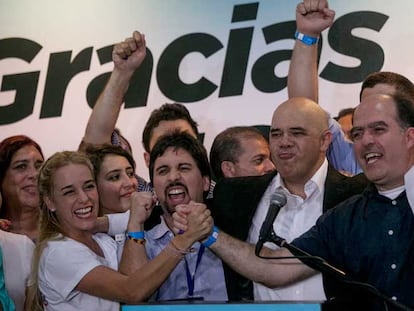 A medida que los puestos de votación fueron cerrando, algunos venezolanos celebraban por anticipado en las calles.