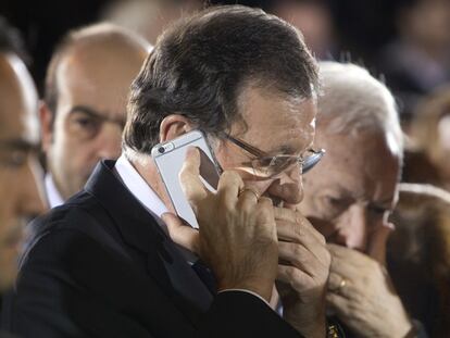 Mariano Rayo y el ministro de AAEE, García Margallo, hablan por teléfono.