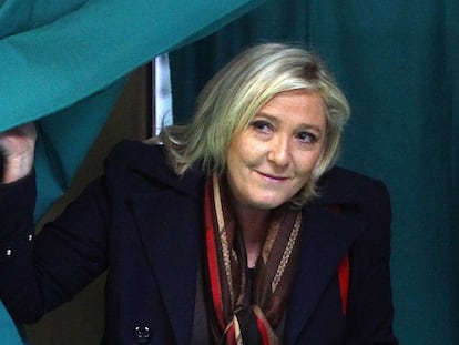 A líder da Frente Nacional, Marine Le Pen, vota em Henin-Beaumont.