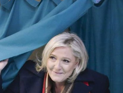 La líder del Frente Nacional, Marine Le Pen, vota en Henin-Beaumont.