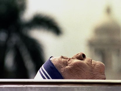 O corpo da madre Teresa na cidade indiana da Calcutá, em 1997.