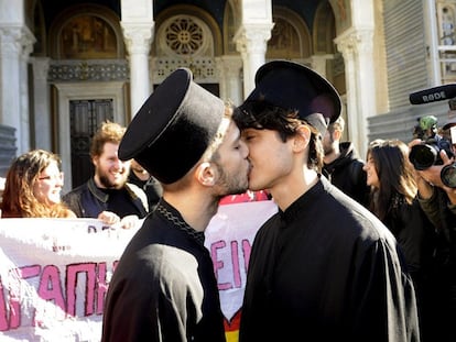 Dois jovens gregos beijam-se como protestos à homofobia