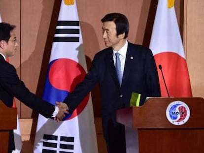 Los ministros de Exteriores de Japón (izq.) y Corea del Sur tras el acuerdo.