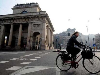 Una ciclista circula por las calles de Milán.