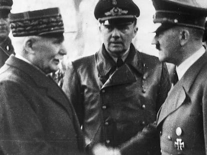 Hitler estreita a mão de Pétain, na França, em outubro de 1940.