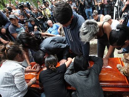 Salida del féretro del fotoperiodista Rubén Espinosa, asesinado junto con otras 4 personas, Ciudad de México.