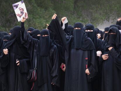 Protesta de mujeres saudíes contra la ejecución de Al Nimr.