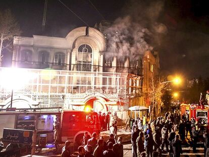 A Embaixada de Arábia Saudita em Teerã, em lumes neste sábado.