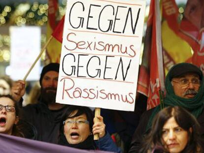 Protesta contra las agresiones a mujeres convocada frente a la estación de trenes de Colonia (Alemania), el pasado 5 de enero. / WOLFGANG RATTAY (REUTERS) / REUTERS - LIVE
