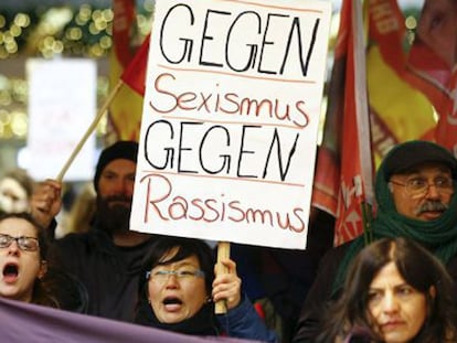 Protesta contra las agresiones a mujeres convocada frente a la estación de trenes de Colonia (Alemania), el pasado 5 de enero. / WOLFGANG RATTAY (REUTERS) / REUTERS - LIVE