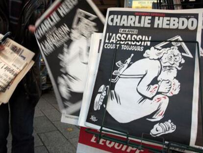 Capa da última edição do 'Charlie Hebdo', em uma banca em Niza.