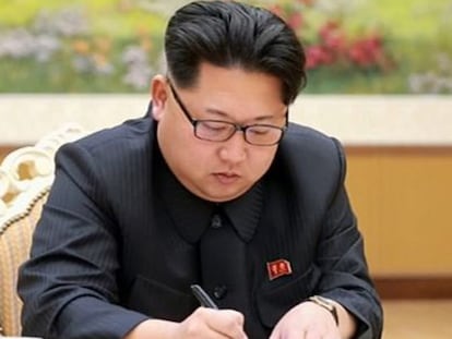 El líder nord-coreà Kim Jong-un, durant la signatura de l'ordre per a la prova de la bomba d'hidrogen, en una imatge sense data publicada per l'agència North Korean Central (KCNA). / EFE