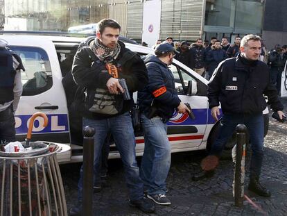 Polícia francesa mata homem armado que tentou invadir delegacia de Paris