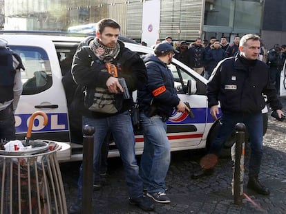 Polícia francesa mata homem armado que tentou invadir delegacia de Paris