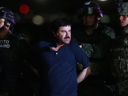 Militares conduzem El Chapo a um helicóptero.