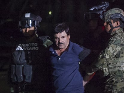 Militares conducen a El Chapo a un helicóptero.