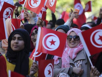 Varias mujeres tunecinas celebran este jueves el quinto aniversario de la caída de Ben Ali.