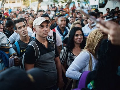 Grupo de migrantes cubanos embarca para Liberia.