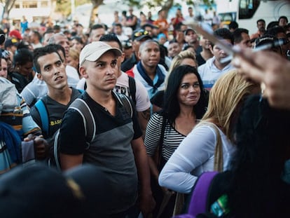 Grupo de migrantes cubanos embarca hacia Liberia.