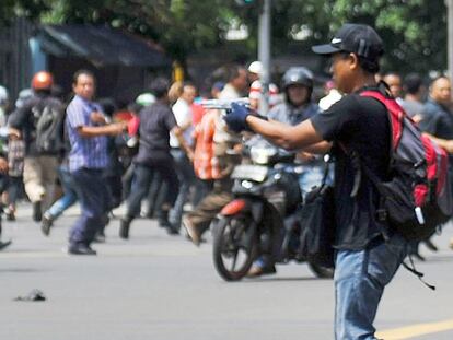 Un hombre sin identificar sujeta una pistola durante el ataque.