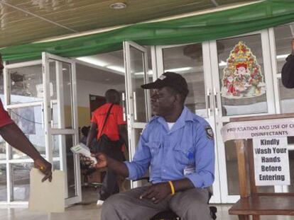 Un trabajador toma la temperatura a un hombre antes de entrar en un edificio gubernamental, ayer en Liberia. / ABBAS DULLEH (AP)