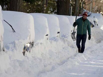 Um homem caminha por uma rua de Washington neste domingo.