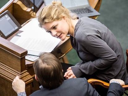 La líder de la Lista Unitaria, Johanne Schmidt Nielsen, durante la votación.