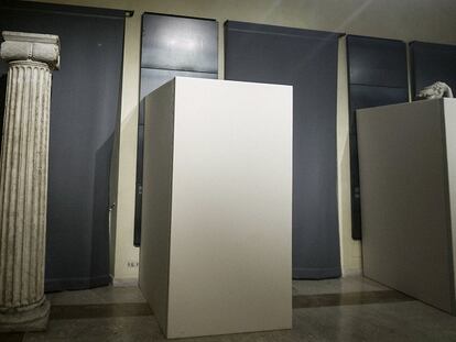Estatuas cubiertas en los Museos Capitolinos con motivo de la visita de Rohani, este lunes en Roma. Giuseppe Lami AP