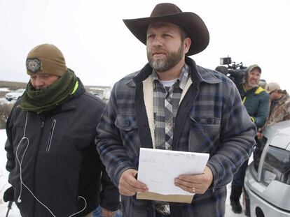 Ammon Bundy (esq.) em Burns, Oregón, no último dia 6.