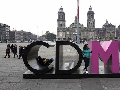 Una escena cotidiana en el Zócalo de la Ciudad de México.