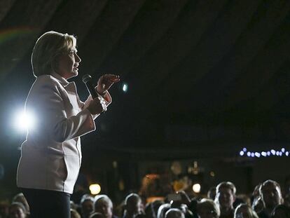 Clinton interviene en un evento en Davenport, Iowa.
