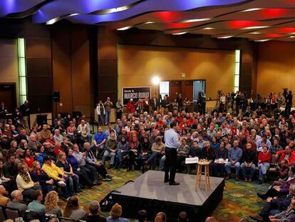 O republicano Marco Rubio faz um discurso em um hotel de Cedar Rapids.