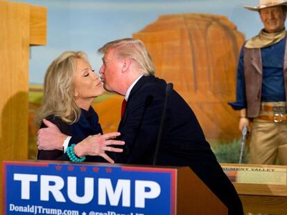 Donald Trump con la hija de John Wayne