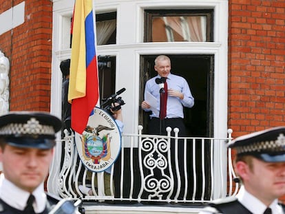 Assange, na embaixada equatoriana em Londres em 2012.