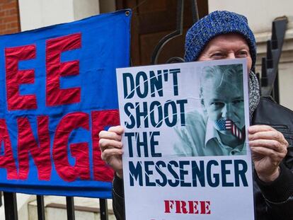 Manifestantes a favor de Assange