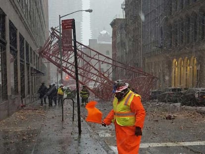 Imagen de la grúa desplomada este viernes en Manhattan.