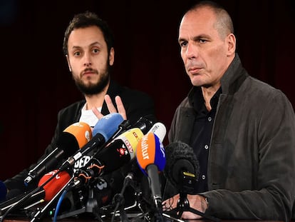 El exministro griego Yanis Varoufakis (derecha) y el escritor croata Srecko Horvat, en la presentación del nuevo movimiento en Berlín. TOBIAS SCHWARZ AFP