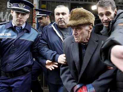 Visinescu (en el centro), es trasladado por la policía tras conocerse la condena.