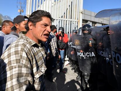 Familiares de los reos del penal de Topo Chico de Monterrey, reclaman información tras el motín registrado este jueves.