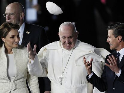 El papa Francisco conversa con el presidente mexicano, Enrique Peña Nieto, y la primera dama, Angélica Rivera. José Méndez EFE | VÍDEO: REUTERS-QUALITY