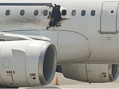 Agujero en el fuselaje del avión dejado por la bomba.