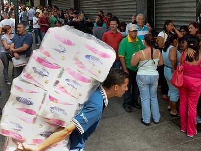 Colas a las puertas de un supermercado en Caracas.